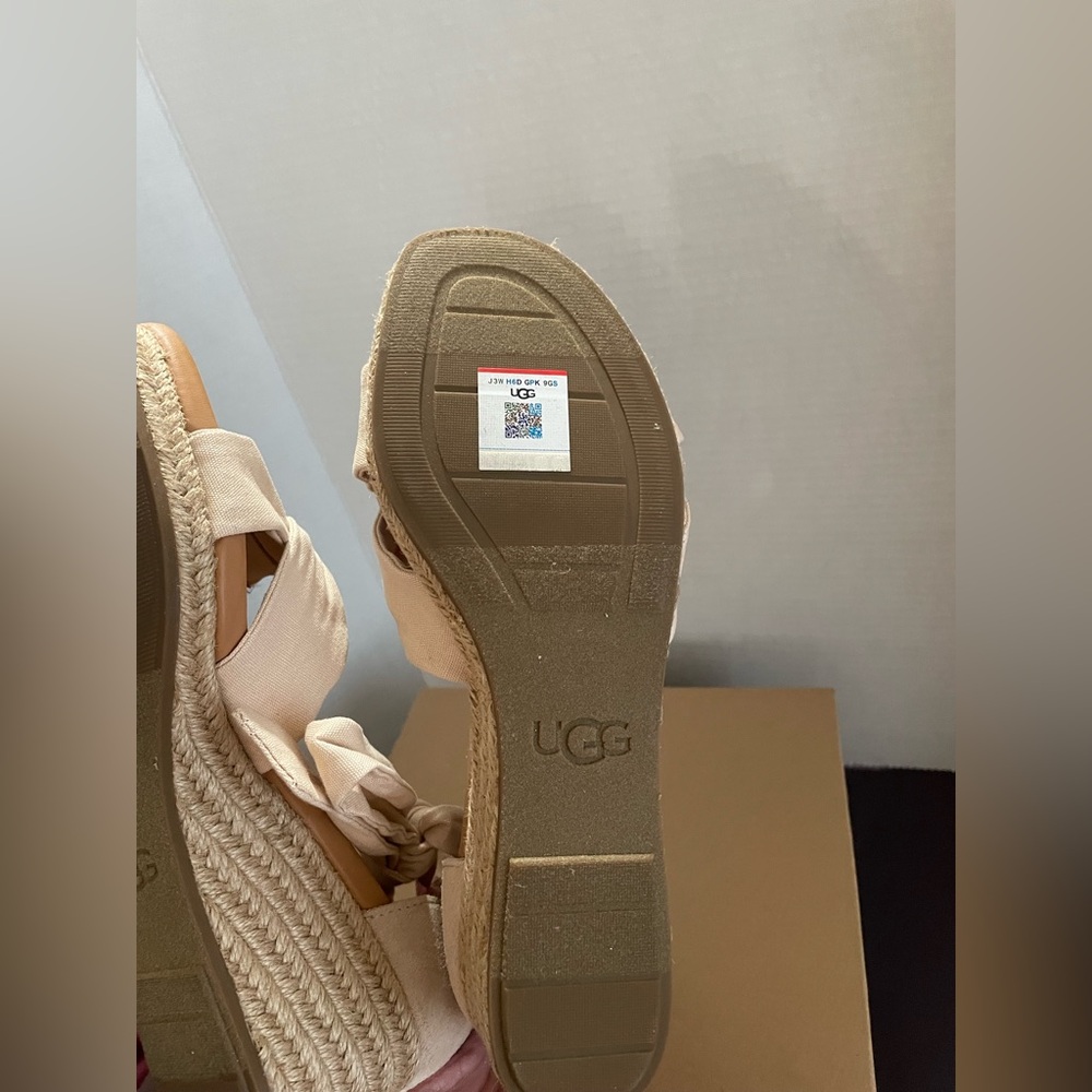 UGG Women's Yarrow Sandals size 9 Bnib - Picture 8 of 12